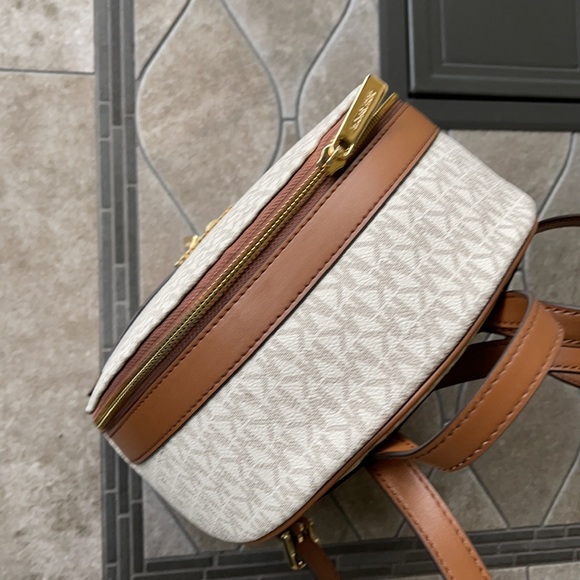 MICHAEL KORS Kenly Medium Backpack Signature Vanilla Bag - Picture 4 of 16